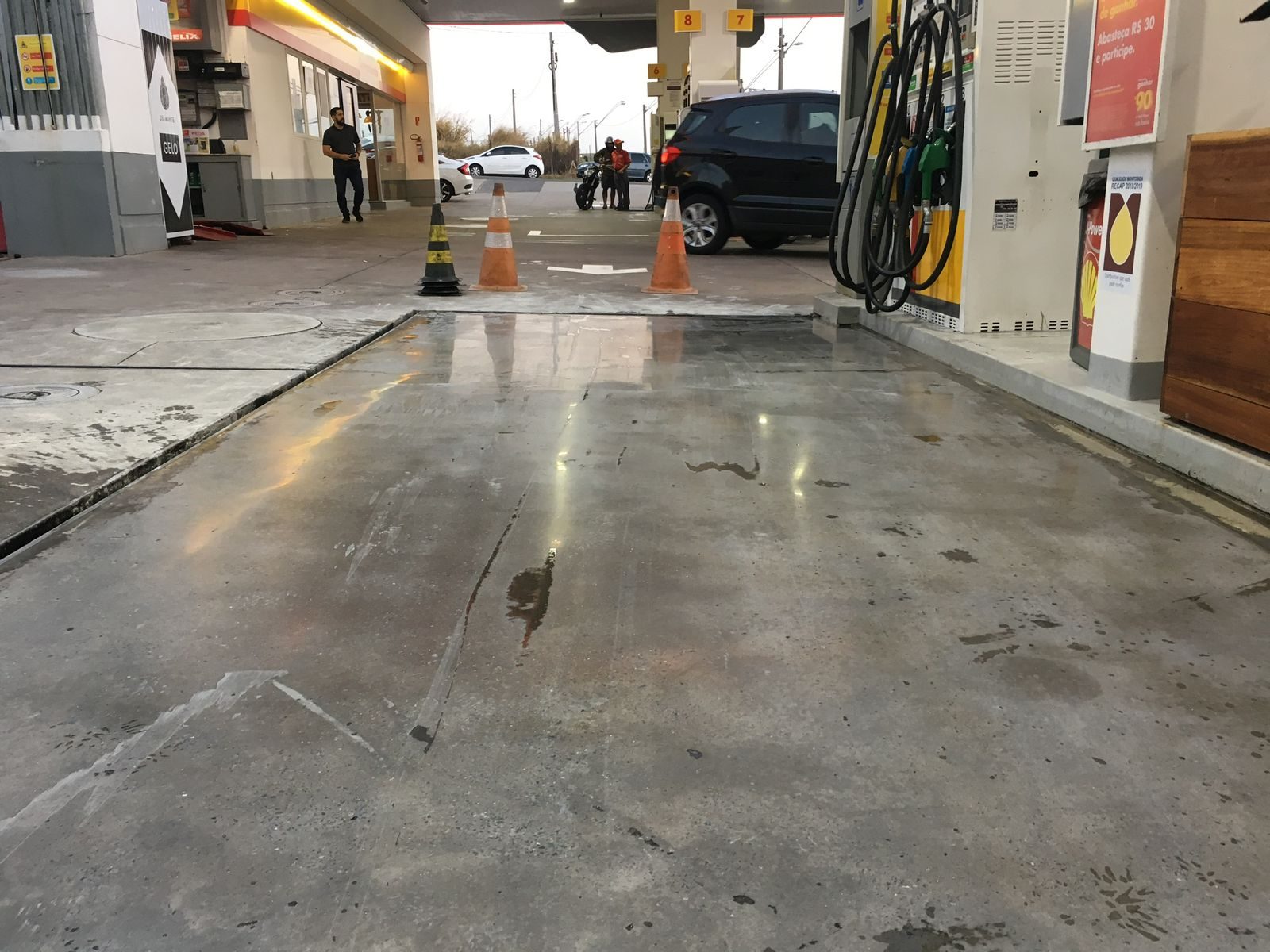 Lapidadora Planetária Realizando Polimento De Piso Industrial Em Setor Isolado Durante Operação