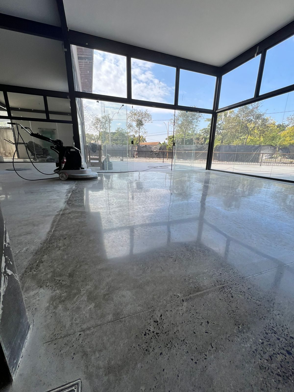Detalhe Do Processo De Polimento De Concreto Com Resinas Diamantadas Em Área Comercial
