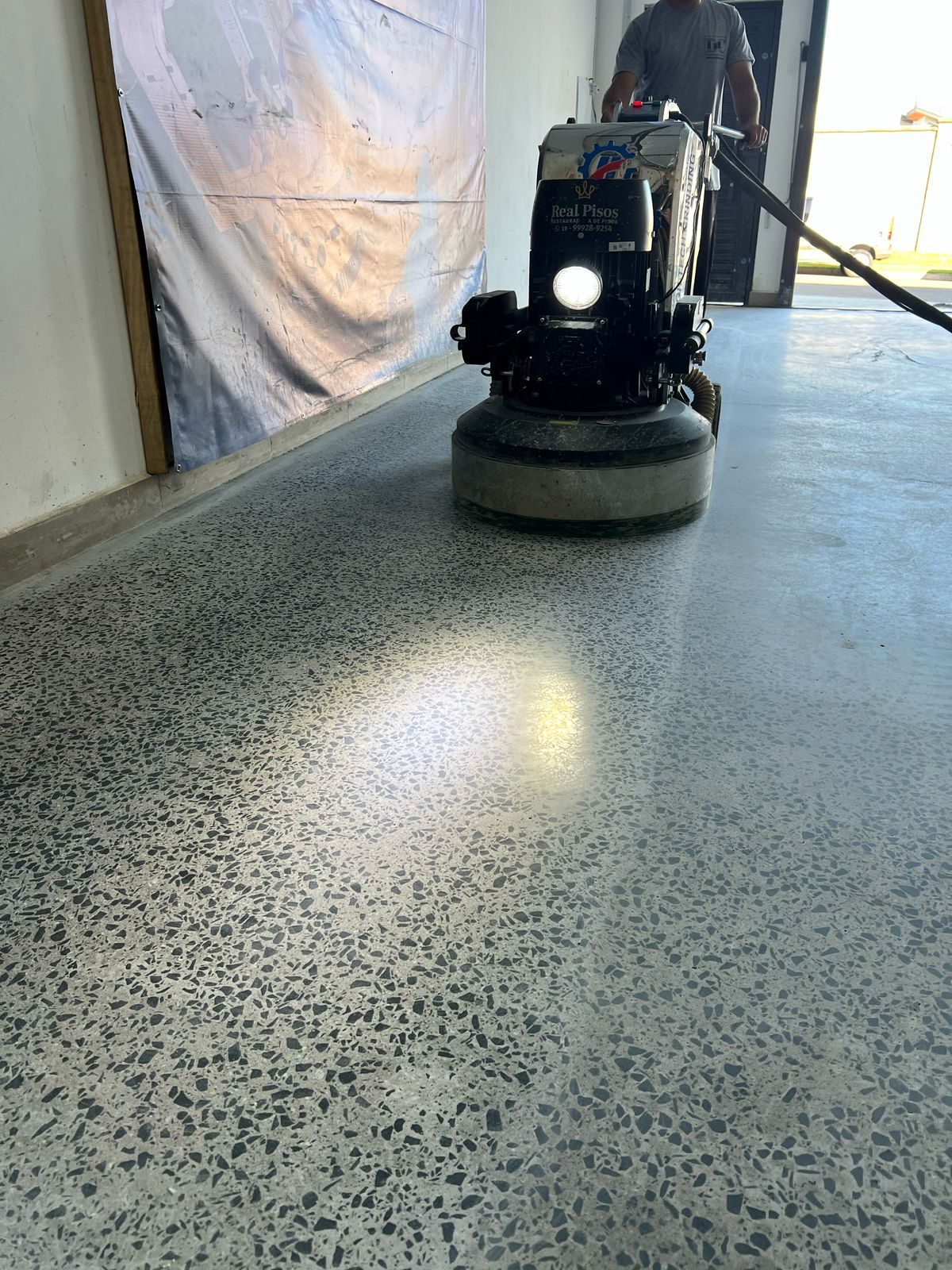Processo De Polimento Com Resinas Diamantadas Em Piso Industrial Automotivo