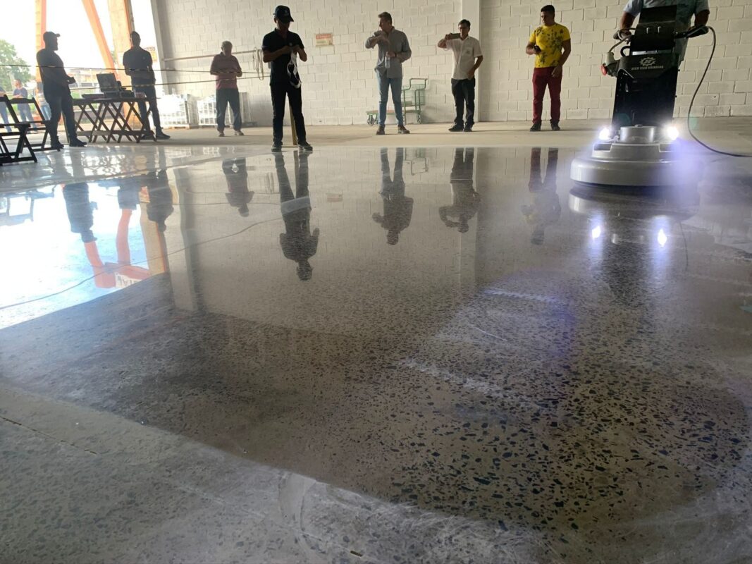 lapidação de piso industrial em galpão com lapidadora planetária