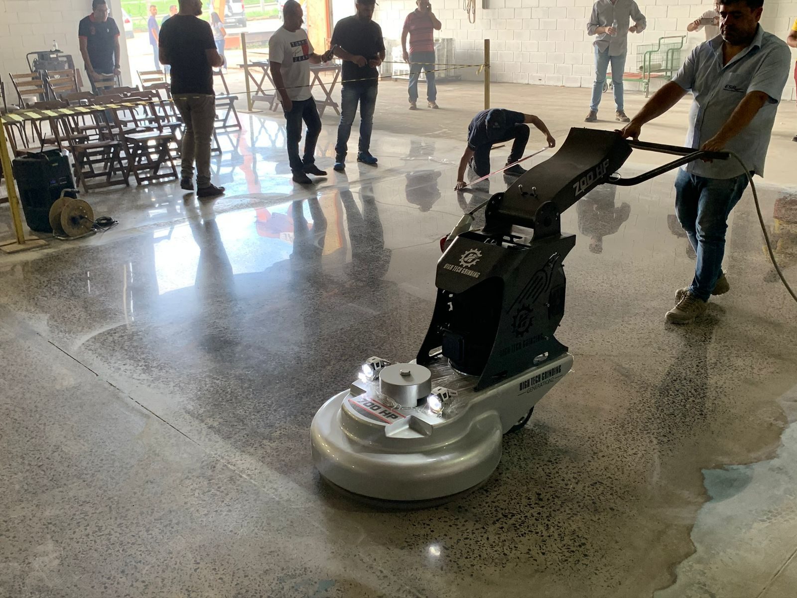 Polimento De Manutenção Em Piso De Concreto Industrial Com Máquina Rotativa